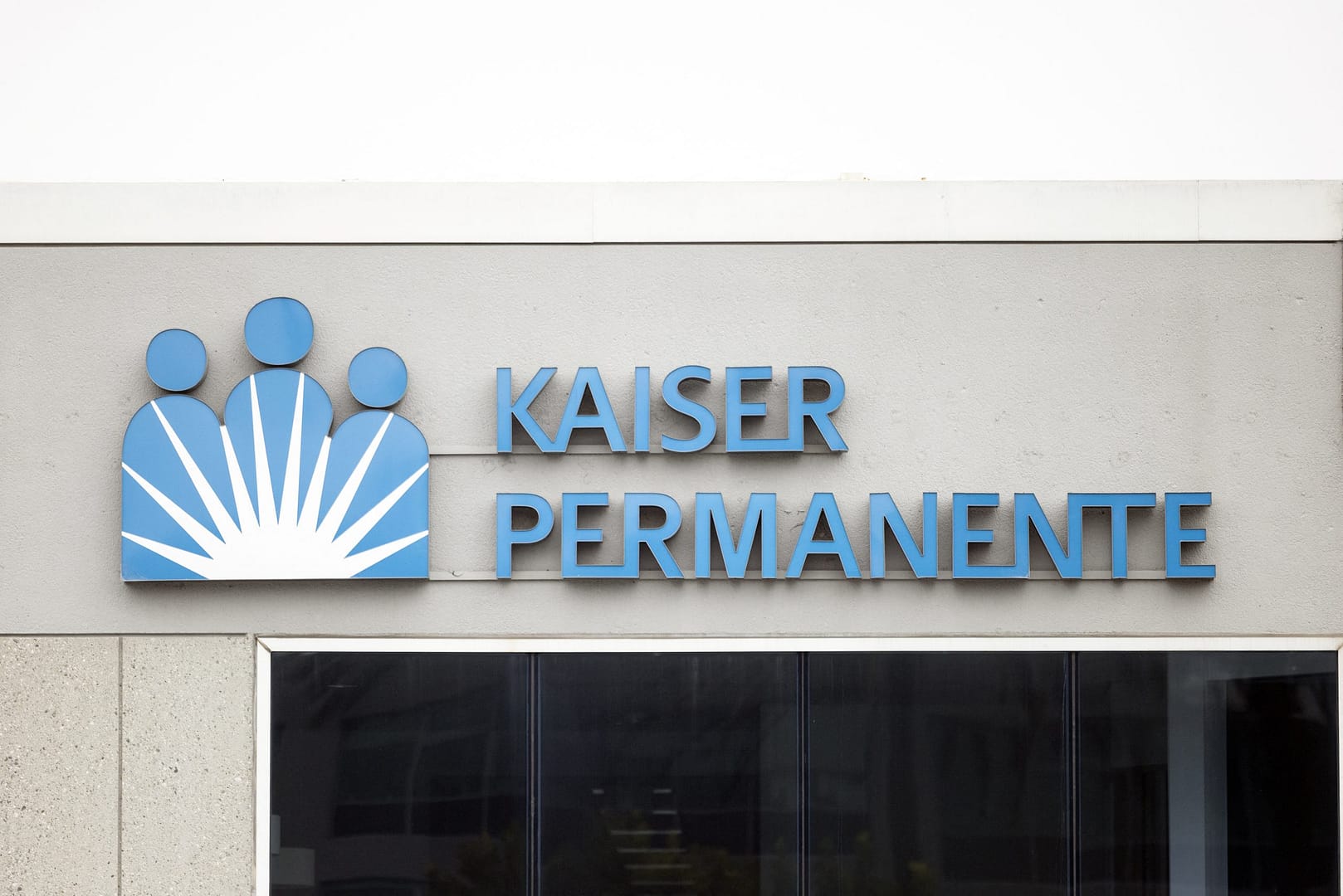 A Kaiser Permanente systems outage had pharmacies relying on pen and paper